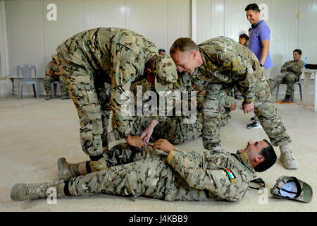 AMMAN, Jordanien (8. Mai 2017) Soldaten zugewiesen jordanischen Streitkräfte spezielle Task Force 101 und Flieger zur US Air Force Special Operation 23 spezielle Taktiken Squadron versetzt, Teilnahme an Tactical Combat Casualty Care Training im König Abdullah II Special Operations Training Center, im Rahmen der Übung Eager Lion. Begierig, Löwe eine jährliche US Central Command Übung in Jordanien soll um zu militärischer Beziehungen zwischen den USA, Jordanien und anderen internationalen Partnern zu stärken. Das diesjährige Iteration besteht aus etwa 7.200 Soldaten aus mehr als 20 nat Stockfoto