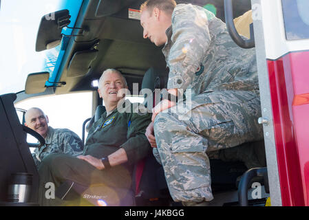 Staff Sgt Eddie Myers, 137. Feuerwehr Flieger, zeigt die Fähigkeiten der Abteilung Oshkosh Striker Flugzeuge Rettung und Brandbekämpfung Fahrzeug zum Generalleutnant L. Scott Rice, Direktor von der Air National Guard und Chief Master Sgt. Ronald C. Anderson, Command Chief Master Sergeant der Air National Guard, bei einem Rundgang durch die 137. Special Operations Wing am Will Rogers Air National Guard Base in Oklahoma City , 7. Mai 2017. Die Tour darf der Direktor und mehrere andere unterschieden Besucher nicht nur einen Blick in die spezielle Operationen Mission der 137 Sau aber auch fin Stockfoto