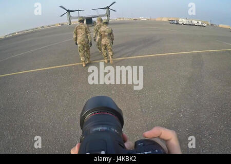 Staff Sgt Dalton Smith, die Öffentlichkeitsarbeit Unteroffizier mit 316th Sustainment Command (Expeditionary), 1. Sustainment Command (Theater), (siehe unten), Fotos zu bekämpfen Mediziner, mit dem 86. Combat Support Hospital, sobald er sich ein MV-22 Osprey während einer gemeinsamen Rettung Ausbildung mit Marines von Marine Medium Tiltrotor Squadron – 364 (VMM-364), am Camp Arifjan, Kuwait, 8. Mai 2017. (Foto: U.S. Army Staff Sgt. Dalton Smith) Stockfoto