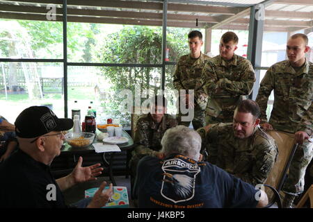 Soldaten aus dem 1. Bataillon, 509. Fallschirm-Infanterie-Regiment (Airborne) besuchen mit Joseph 'Jack' C. Rogillio, ein Kriegsveteran des zweiten Weltkriegs mit der 506. Fallschirm-Infanterie-Regiment (Airborne), Mai 9 in der Nähe von Fort Polk, Louisiana Stockfoto