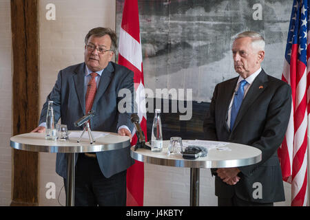 US-Verteidigungsminister Jim Mattis und dänischer Minister der Verteidigung Claus Hjort Frederiksen hosten eine Presse kurze am Eigtveds Pakhus in Kopenhagen, Dänemark, 9. Mai 2017. (DOD Foto von US Air Force Staff Sgt Jette Carr) Stockfoto