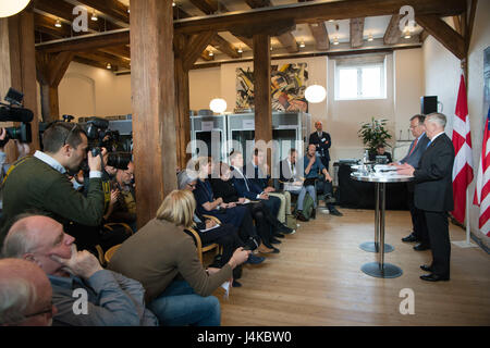 US-Verteidigungsminister Jim Mattis und dänischer Minister der Verteidigung Claus Hjort Frederiksen hosten eine Presse kurze am Eigtveds Pakhus in Kopenhagen, Dänemark, 9. Mai 2017. (DOD Foto von US Air Force Staff Sgt Jette Carr) Stockfoto