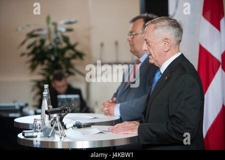 US-Verteidigungsminister Jim Mattis und dänischer Minister der Verteidigung Claus Hjort Frederiksen hosten eine Presse kurze am Eigtveds Pakhus in Kopenhagen, Dänemark, 9. Mai 2017. (DOD Foto von US Air Force Staff Sgt Jette Carr) Stockfoto