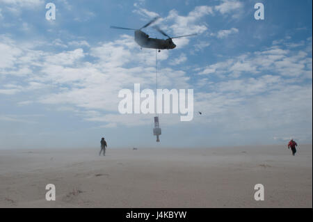 Ein Connecticut Nationalgarde CH-47 Chinook-Hubschrauber hebt eine 12.000 Pfund Küstenwache Boje vom Strand in der Nähe von Chatham, Massachusetts, Dienstag, 9. Mai 2017. Die Boje angeschwemmt in der Nähe von Chatham, nachdem es frei von seinen Liegeplatz vor der Küste von Maine brach. (Foto: U.S. Coast Guard Petty Officer 3rd Class Andrew Barresi) Stockfoto