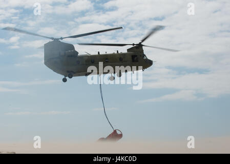 Ein Connecticut Nationalgarde CH-47 Chinook-Hubschrauber hebt eine 12.000 Pfund Küstenwache Boje vom Strand in der Nähe von Chatham, Massachusetts, Dienstag, 9. Mai 2017. Die Boje angeschwemmt in der Nähe von Chatham, nachdem es frei von seinen Liegeplatz vor der Küste von Maine brach. (Foto: U.S. Coast Guard Petty Officer 3rd Class Andrew Barresi) Stockfoto