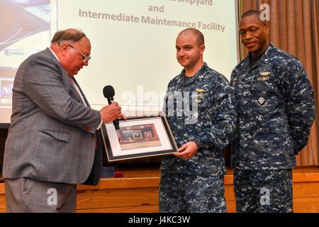 170509-N-EC099-022 SILVERDALE, Washington (9. Mai 2017) Alan Beam, Präsident der Bremerton Navy League präsentiert Lt. John Walker, aus Houston, die Seawolf-Klasse u-Boot USS Jimmy Carter (SSN-23) mit dem Pilly Fastenzeit Award zugeordnet, auch bekannt als das u-Boot-Kriegführung Award. Die Auszeichnung wurde erstellt durch mehrere Bremerton/Olympische Halbinsel Navy League Rat Mitglieder, geführt von späten Bremerton Olympic Halbinsel Navy League Ratsvorsitzende, Carolyn Dankers. Rear Admiral Willis "Pilly" Fastenzeit Sohn, Captain Will Lent Jr. (ret) dient als Vorstandsmitglied Navy League. (U.S. Navy Photo von Masse Com Stockfoto