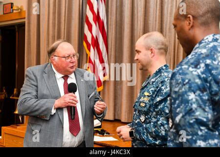 170509-N-EC099-026 SILVERDALE, Washington (9. Mai 2017) Alan Beam, Präsident der Bremerton Navy League präsentiert Lt. John Walker, aus Houston, die Seawolf-Klasse u-Boot USS Jimmy Carter (SSN-23) mit einem Waffen-Pin bei der Preisverleihung Pilly Fastenzeit zugewiesen. Die Auszeichnung wurde erstellt durch mehrere Bremerton/Olympische Halbinsel Navy League Rat Mitglieder, geführt von späten Bremerton Olympic Halbinsel Navy League Ratsvorsitzende, Carolyn Dankers. Rear Admiral Willis "Pilly" Fastenzeit Sohn, Captain Will Lent Jr. (ret) dient als Vorstandsmitglied Navy League. (U.S. Navy Photo von Masse Kommunikation Speci Stockfoto