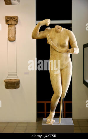 Marmor Statue der Aphrodite bewaffnet mit einem Schwert (Venus Victrix), aus der Villa des Theseus in Paphos in Zypern-Museum in Nikosia (Lefkosia) Stockfoto