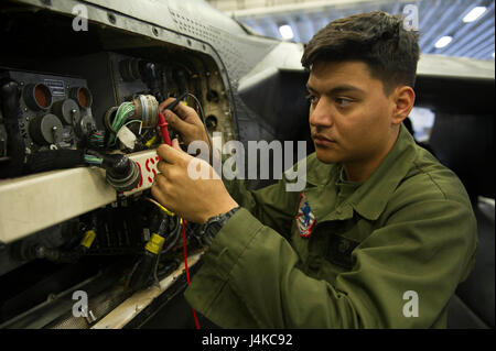 170509-N-ZQ712-0030 Pazifik (9. Mai 2017) Lance Cpl. Roberto Rodriguez, ein Eingeborener von Norwalk, Kalifornien, zugeordnet zu den 15. Marine Expeditionary Unit (MEU) isoliert Drähte um Funktionalität auf eine AV-8 b Harrier im Hangar Bucht von amphibischen Angriff Schiff USS America (LHA 6) zu versichern. Mehr als 1.800 Matrosen und 2.600 Marines zugewiesen, die Amerika amphibische bereit Gruppe (ARG) und der 15. Marine Expeditionary Unit (MEU) führen derzeit ein Composite Training Unit Übung (COMPTUEX) vor der Küste Süd-Kalifornien für die ARG Einsatz noch in diesem Jahr. A Stockfoto