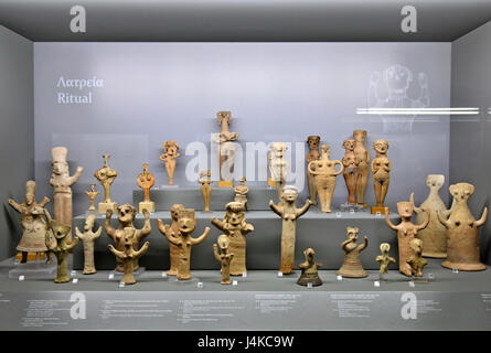 Rituelle Frauenfiguren mit erhobenen Händen in Zypern (archäologische) Museum, Zypern. Stockfoto