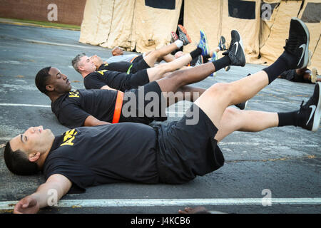 Soldaten des Befehls 335th Signal (Theater), führen körperliche Fitnesstraining Hauptquartier der Einheit in East Point, Georgia May 10 Aufzug Beinübungen.  Die Veranstaltung wird von Command Sergeant Major Ronnie Farmer, Befehl Sergeant-Major, enthalten 335th SC (T), körperliche Bereitschaft Training Aufwärmen, Krafttraining und ein 1,5 Meile laufen.  (Offizielle US Army Reserve Foto von Sgt. 1. Klasse Brent C. Powell) Stockfoto