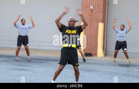 Command Sergeant Major Ronnie Farmer, Befehl Sergeant großen, 335th Signal Befehl (Theater), führt körperliche Fitness Gruppentraining Hauptquartier der Einheit in East Point, Georgia Mai 10, sicherzustellen, dass die Truppen Army Strong bleiben.  Die Veranstaltung umfasste körperliche Bereitschaft Training Aufwärmen, Krafttraining und ein 1,5 Meile laufen.  (Offizielle US Army Reserve Foto von Sgt. 1. Klasse Brent C. Powell) Stockfoto