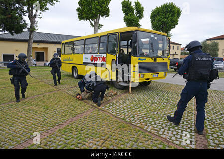 Italienische Carabinieri "API", Aliquota Primo Intervento, während der Löwe Antwort 2017 ausüben, Vicenza-Militärgemeinde führte seine Full-Scale Lion schütteln 17 Übung auf Caserma Ederle Vicenza, Italien, 10. Mai 2017. Die jährlichen Übung zielte, testen und validieren Force Protection und Notfallmanagement Pläne und Verfahren als Reaktion auf eine Notsituation. (US-Armee Foto von visuellen Informationen Spezialist Paolo Bovo/freigegeben) Stockfoto