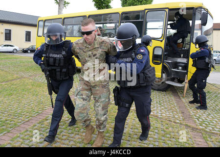 Italienische Carabinieri "API", Aliquota Primo Intervento, während der Löwe Antwort 2017 ausüben, Vicenza-Militärgemeinde führte seine Full-Scale Lion schütteln 17 Übung auf Caserma Ederle Vicenza, Italien, 10. Mai 2017. Die jährlichen Übung zielte, testen und validieren Force Protection und Notfallmanagement Pläne und Verfahren als Reaktion auf eine Notsituation. (US-Armee Foto von visuellen Informationen Spezialist Paolo Bovo/freigegeben) Stockfoto