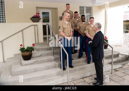 US-Verteidigungsminister Jim Mattis spricht mit US-Marines vor der Abreise aus der US-Botschaft in Vilnius, Litauen, 10. Mai 2017. (DOD Foto von US Air Force Staff Sgt Jette Carr) Stockfoto