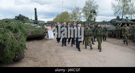 US-Verteidigungsminister Jim Mattis trifft sich mit deutschen, litauischen, niederländischen, belgischen und amerikanische Militärangehörige an Pabrade Trainingsbereich, Litauen, 10. Mai 2017. Stockfoto