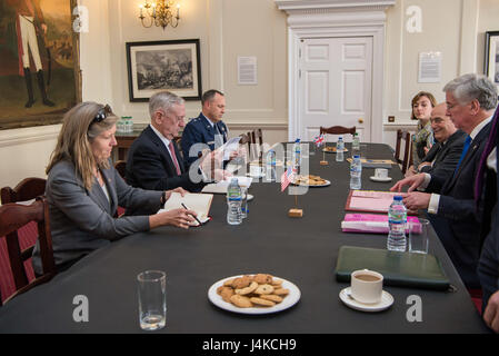 US-Verteidigungsminister Jim Mattis trifft sich mit Michael Fallon, der britische Staatssekretär für Verteidigung, an das Verteidigungsministerium in London am 10. Mai 2017.  (DOD Foto von US Air Force Staff Sgt Jette Carr) Stockfoto