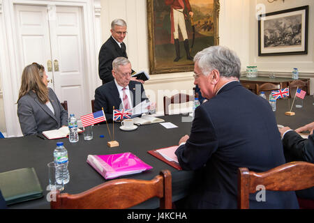 US-Verteidigungsminister Jim Mattis trifft sich mit Michael Fallon, der britische Staatssekretär für Verteidigung, an das Verteidigungsministerium in London am 10. Mai 2017.  (DOD Foto von US Air Force Staff Sgt Jette Carr) Stockfoto