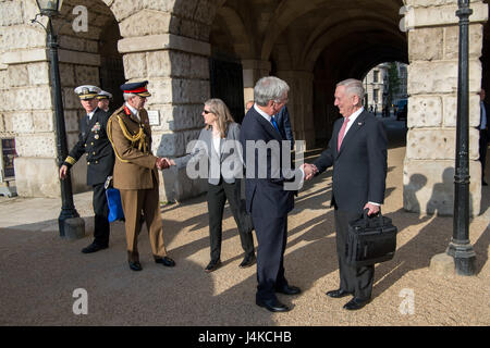 US-Verteidigungsminister Jim Mattis trifft sich mit Michael Fallon, der britische Staatssekretär für Verteidigung, an das Verteidigungsministerium in London am 10. Mai 2017.  (DOD Foto von US Air Force Staff Sgt Jette Carr) Stockfoto