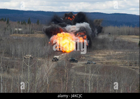 US-Soldaten detonieren am 10. Mai 2017 eine Mine Clearing Line Charge (MICLIC) in Fort Greely, Alaska. MICLIC ist ein spezielles Gerät, das verwendet wird, um Pfade durch Minenfelder oder Hindernisse zu entfernen und sichere Manövriervorgänge und taktische Operationen während Northern Edge 2017 Übungen zu unterstützen. Stockfoto