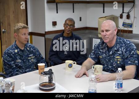 170510-N-GL340-116 RIJEKA, Kroatien (10. Mai 2017) Vice Admiral Christopher Grady, Commander, U.S. 6. Flottille, trifft sich mit der Blue-Ridge-Klasse Kommando- und Schiff USS Mount Whitney (LCC-20) Chiefs Chaos an Bord des Schiffes bei Viktor Lenac Werft in Rijeka, Kroatien, 10. Mai 2017. Mount Whitney, der US 6. Flotte Kommando- und Schiff, nach vorn eingesetzt nach Gaeta, Italien, arbeitet mit einer kombinierten Mannschaft der US Navy Matrosen und Military Sealift Command Staatsdienst Seefahrer. (Foto: U.S. Navy Mass Communication Specialist 2. Klasse Michael Feddersen/freigegeben) Stockfoto