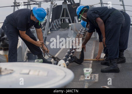 170510-N-ZW825-021 SONGKHLA, Thailand (10. Mai 2017) Matrosen an Bord Arleigh Burke-Klasse geführte Flugkörper Zerstörer USS Sterett (DDG-104) Verhalten Meer und Anker-Operationen wie das Schiff vor der Küste Thailands zur Unterstützung der multilateralen verankern bereitet ausüben Karat. Karat ist eine Reihe von jährlichen maritimen Übungen zur Stärkung Partnerschaften und zunehmende Interoperabilität durch bilaterale und multilaterale Zusammenarbeit an Land und auf See. (Foto: U.S. Navy Mass Communication Specialist 1. Klasse Byron C. Linder/freigegeben) Stockfoto