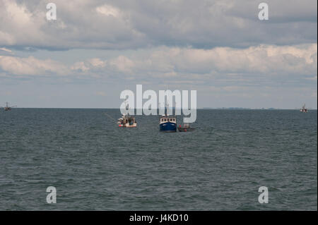 Die kleinen Boot Besatzung der Coast Guard Cutter Oak, ein 225-Fuß Boje tender, kommt an der Seite des Fischereifahrzeugs Jupiter, Donnerstag, 11. Mai 2017, nördlich von Hyannis, Massachusetts. Der Kapitän des Jupiter berichtet ein Feuer im Maschinenraum. (Foto: US-Küstenwache Petty Officer 3rd Class Andrew Barresi) Stockfoto