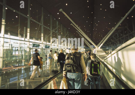 China, Shanghai, Flughafen Shanghai-Pudong, Flughafenhalle, Reisende, keine Modellfreigabe Asien, Ost-China, Shanghai, Stadt, "Tor zum Westen", Flughafen-terminal, Air Terminal, Ankunftshalle, innen, Reisen, Ankunft, Abflug, Halle, Reisen, Reise durch die Luft, Passagiere, Flugpassagiere, Touristen, Rolltreppe, Flughafen, Terminal Stockfoto