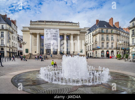 Place Graslin, einer der wichtigsten Plätze in der Innenstadt von Nantes, mit Théatre Graslin und Brunnen, Nantes, Pays De La Loire, Frankreich Stockfoto