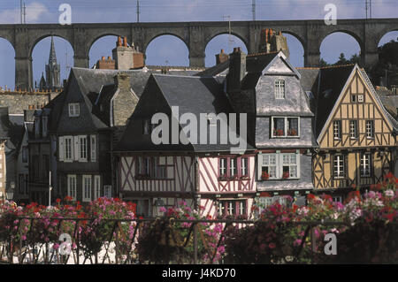 Frankreich, Bretagne, Morlaix, Wohnhäuser, Viadukt, Detail Europa, Departement Finistere, Blick auf die Stadt, Häuser, Fachwerkhäuser, Baustil, Fachwerk, Brücke, gewölbte Brücke, Eisenbahnbrücke, Struktur, Viaduc de Morlaix, Bahn-Viadukt, 2 geschossig, 58 m hoch, 285 m lange, Sehenswertes, Kultur, draußen Stockfoto