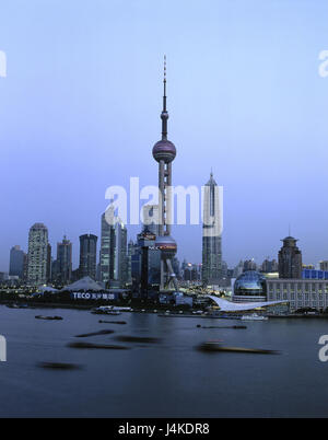 China, Shanghai, Pudong, Blick auf die Stadt, Oriental Pearl Radio & Fernsehturm, Hafeneinfahrt, Schiffe, abends Asien, Ost-China, Shanghai, Wirtschaftszentrum, Yangzi-Metropole, "Tor zum Westen", Handelszentrum, Industriezentrum, Struktur, Architektur, Fernsehturm, 468 m hoch, baut in 1990-1994, Sehenswürdigkeiten, Ort von Interesse, Lujiazui Gong Yuan Park, Hafen, Meer, Pazifik Stockfoto