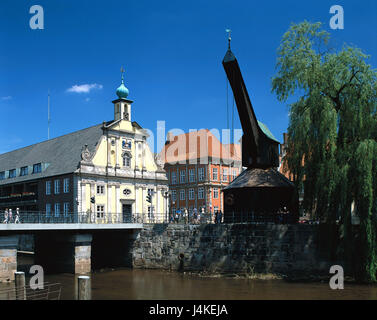 Deutschland, Lüneburger Heide, Lüneburg, altes Kaufhaus, alten Kran Europas, Niedersachsen, Blick auf die Stadt, Fluss, Ilmenau, Haus, Gebäude, Barockfassade, Fischmarkt, Swing Kran im Jahre 1332, Orte von Interesse, Kultur, Sommer, Urlaub route der Alp Ostsee Stockfoto