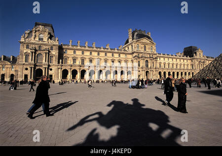 Frankreich, Paris, Musée du Louvre, Glaspyramide, Reiterstandbild, Schatten, Detail, touristische Europa, Hauptstadt, Museum, Kunstsammlung, Kunstmuseum, Quadrat, Pyramide, Stahl Glaspyramide, Eingang, strukturieren, Gebäude, Architektur, Baustil, Vorplatz, Tourismus, Le Louvre, Passanten, Fußgängerzone, Kunst, Kultur, Ort von Interesse Stockfoto