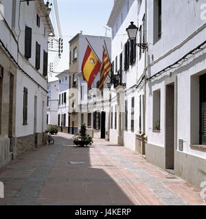 Spanien, Insel Menorca, Es Mercadal, Old Town, Lane, Rathaus Europas, den Balearen, Balearen Insel, Platz, Terrasse, Gebäude, Fahnen, Flaggen, Ort von Interesse Stockfoto