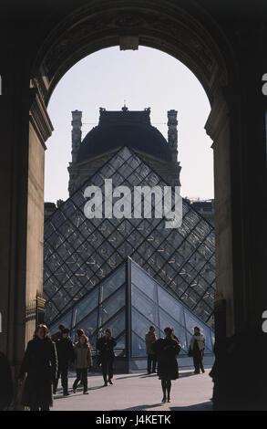 Frankreich, Paris, Musée du Louvre, Glaspyramide, Detail, Besucher, Gegenlicht Europa, Hauptstadt, Museum, Kunstsammlung, Kunstmuseum, Platz, Pyramide, Stahl Glaspyramide, Eingabe, input Range, strukturieren, Gebäude, Architektur, Baustil, Tourismus, Le Louvre, Kunst, Kultur, Sehenswürdigkeit, touristische Stockfoto