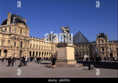 Frankreich, Paris, Musée du Louvre, Glaspyramide, Reiterstandbild, touristische Europa, Hauptstadt, Museum, Kunstsammlung, Kunstmuseum, Quadrat, Pyramide, Stahl Glaspyramide, Eingang, strukturieren, Gebäude, Architektur, Baustil, Vorplatz, Tourismus, Le Louvre, Passanten, Fußgängerzone, Kunst, Kultur, Ort von Interesse Stockfoto