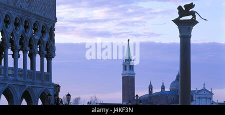 Italien, Venedig, Piazzetta, Palazzo Ducale, Colonne Tu San Marco, Basilika San Giorgio Maggiore, morgen Europa, Südeuropa, Region Venetien, Provinzhauptstadt, Lagunenstadt, Stadt, Blick auf die Stadt, Kultur, Architektur, Strukturen, historisch, Dogenpalast, Detail, Säule, Markus Löwe, Wappentier, Ort von Interesse, Wahrzeichen, Ansicht Molo San Marco, Hintergrund Kloster Insel, Insel San Giorgio Maggiore, Kirche, Turm, Turm, Campanile, der Glockenturm, der Dämmerung, morgen tuning , am Abend, am Abend, tuning Stockfoto