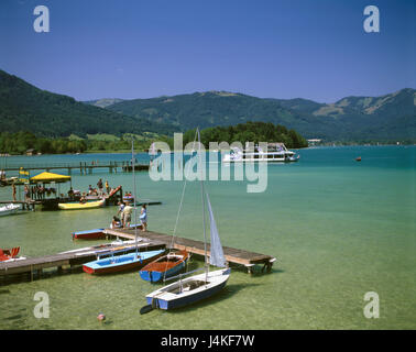 Österreich, Salzkammer-Eigenschaft, der Wolfgangsee, Strobl, Anlegestelle, Boote, Liner Europa, Oberösterreich, St. Wolfgangsee, Abersee, Wasser, Türkis, Tourismus, Tourist Resort, Brücken, Holzsteg, Anlegestellen, Segelboote, Navigation, Passagierschiff Stockfoto