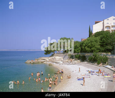 Kroatien, Crikvenica - Selce Riviera, Strand, Badegäste Europa, Südost-Europa, Region der Kapela, Küste, Küstenort, der Adria, Adria, Mittelmeer, Strand, Familien, Urlaub, Urlaub, Reiseziel, Reiseziel, Urlaub, Sommer, Sommerferien Stockfoto