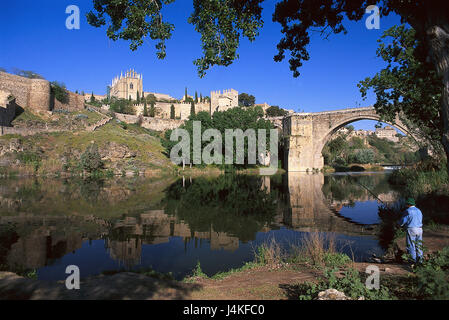 Spanien, Kastilien, Toledo, Blick auf die Stadt, Alcazar, Puerta de Alcantara-Europa, Südeuropa, Stadt, Festung, Burg, Gebäude, Struktur, Architektur, Brücke, römisch, architektonischen Stil, Straßenbrücke, Kultur, Ort von Interesse, Fluss, Fluss, Angler, Sommer Stockfoto