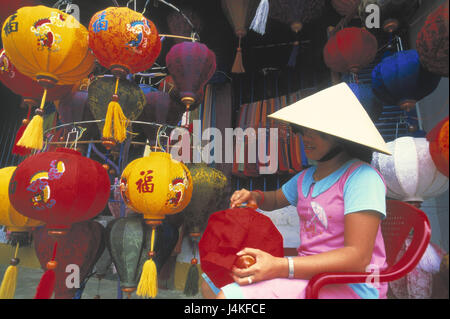 Vietnam, Hoi an In, Frau, jung, Produktion, Lampions Süd-Ost-Asien, Frau, 25 Jahre, einheimischen, vietnamesische, Pflege, Stroh Hut, Handwerk, Kunsthandwerk, Handarbeit, Lampenschirme, Lampenschirme Papier, Wirtschaft, Handel, 20-30 Jahre Stockfoto