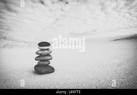 Stack Balancing Kieselsteine auf Sanddüne, schwarz / weiß bearbeiten Stockfoto