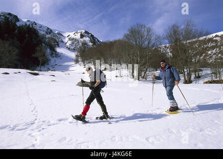 Frankreich, Departement Haut-Rhin, Vogesen, Schneetellerlaufen von Dan, Männer, Schneeschuhe, Förderung, kein Model-Release! Europa, La France, République Française, Nord-Ost-Frankreich, Elsass, Alsace, Oberelsass, Vogesen, Mittelgebirge, Berge, Berge, Sport, Freizeit, Hobby, Tour, Wandern, Wanderer, Bergsteiger, Winter, Wintersport, Sport, zwei ganze Körper Stockfoto