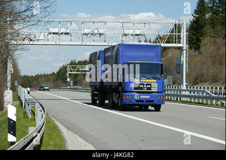 Deutschland, Autobahn, Kontrolle der Brücke, traumhaft sammeln, LKW Europa, Straße, Bundesautobahn, Bundesstraße, Verkehr, Strassenverkehr, Verkehr, Maut Ort, Maut, Maut, Toll-Collect, street Gebühr, Gebühr, Gebühr LKW Maut für LKW, Straßengebrauch Gebühr, Maut, Autobahn-Maut, Vorstand der Steuerung, controlling Anlage, Kontrolle, Satelliten-Ortung, High Tech, Satellitennavigationssystem System, GPS, weltweite Positionierung, Lokalisierung, System, Elektronik, Logistik, Spedition , Fernverkehr, Güterverkehr, Gütertransport, Transport, Güterverkehr, Transport, Import, Stockfoto