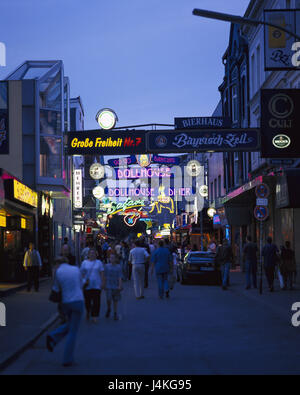 Deutschland, Hamburg, St.Pauli, Reeperbahn, große Freiheit, Passanten, Europa, Stadt, Hansestadt, Stadt, Teil der Stadt, Szene, Umgebung, Freude Viertens Abend Rotlicht-Viertel, rote Licht Umwelt, Werbung, schwarze Bretter, Neonlichter, Werbung Schilder Stockfoto