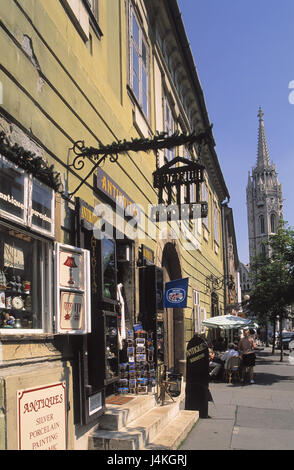 Ungarn, Budapest, Souvenir-Shops, Matthiaskirche Europa, Region Budapest Fovaros, Stadt, Hauptstadt, Stadt, Teil der Stadt von Buda, Schloss vierte, UNESCO Welt Kulturerbe, Ort von Interesse, Wahrzeichen, Struktur, Architektur, Matthias Kirche, die Matthiaskirche, Häuser, Straße, shopping Street, Speicher-Geschäfte, Straßencafé Stockfoto