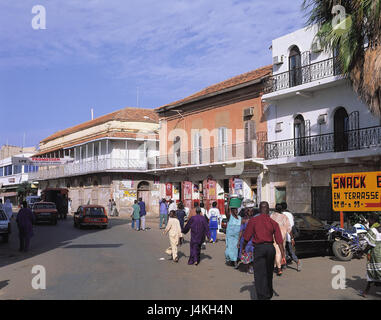 Senegal St. Louis City, Wohnhäuser, Straßenszene, Fußgänger Stockfoto