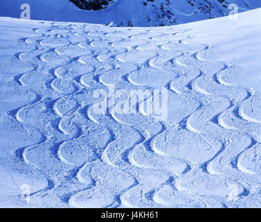 Berglandschaft, Tiefschnee, Spuren Skiberge, Schneeoberfläche, Schnee, Track, Schneebesen Spuren, Berg, Tiefschnee, Pulverschnee, Ski Piste, Skifahren, Wintersport, Loipe, Abreise Stockfoto