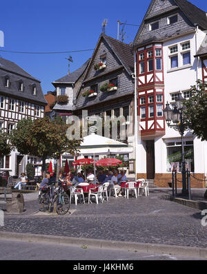 Deutschland, Rheinland-Pfalz, Eifel, Adenau, Markt, Straßencafé Europas, Hocheifel, quadratisch, Häuser, Gebäude, Bar, Restaurant-Terrasse, Gäste, Besucher, Touristen, Gastronomie, Sommer Stockfoto