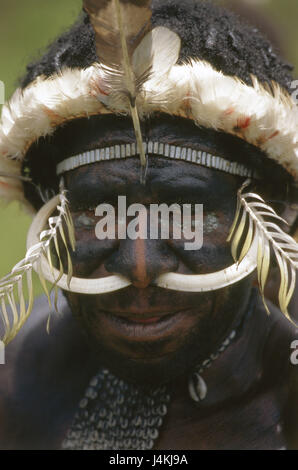 Indonesien, Provinz von Irian Jaya, Krieger, Dani Stamm, Feather Rim, nasale Schmuck Wildschwein Zähne, Porträt, kein Model-Release! Asien, Südostansien, Insel state, Bahasa Indonesia, malaiischen Archipel, West-Neuguinea, Westirian, Irian Barat, Neu-Guinea, indonesischen Westteil, Native, Papua Stamm, Stamm, regelmäßige Zugehörigkeit Dani, lokale, einheimische Person, Mann, selbstbewusst, Wild, kriegerisch, Vorschlagnote Gesichts Malerei, Malerei, geschminkt, Feder-Schmuck, Kopfschmuck, Stirn Reife, nasale Schmuck, Gesichts Schmuck, Eckzähne, Stoßzähne, Wildschwein Eckzähne, Boar es Zahnräder, traditionell in einer Stockfoto